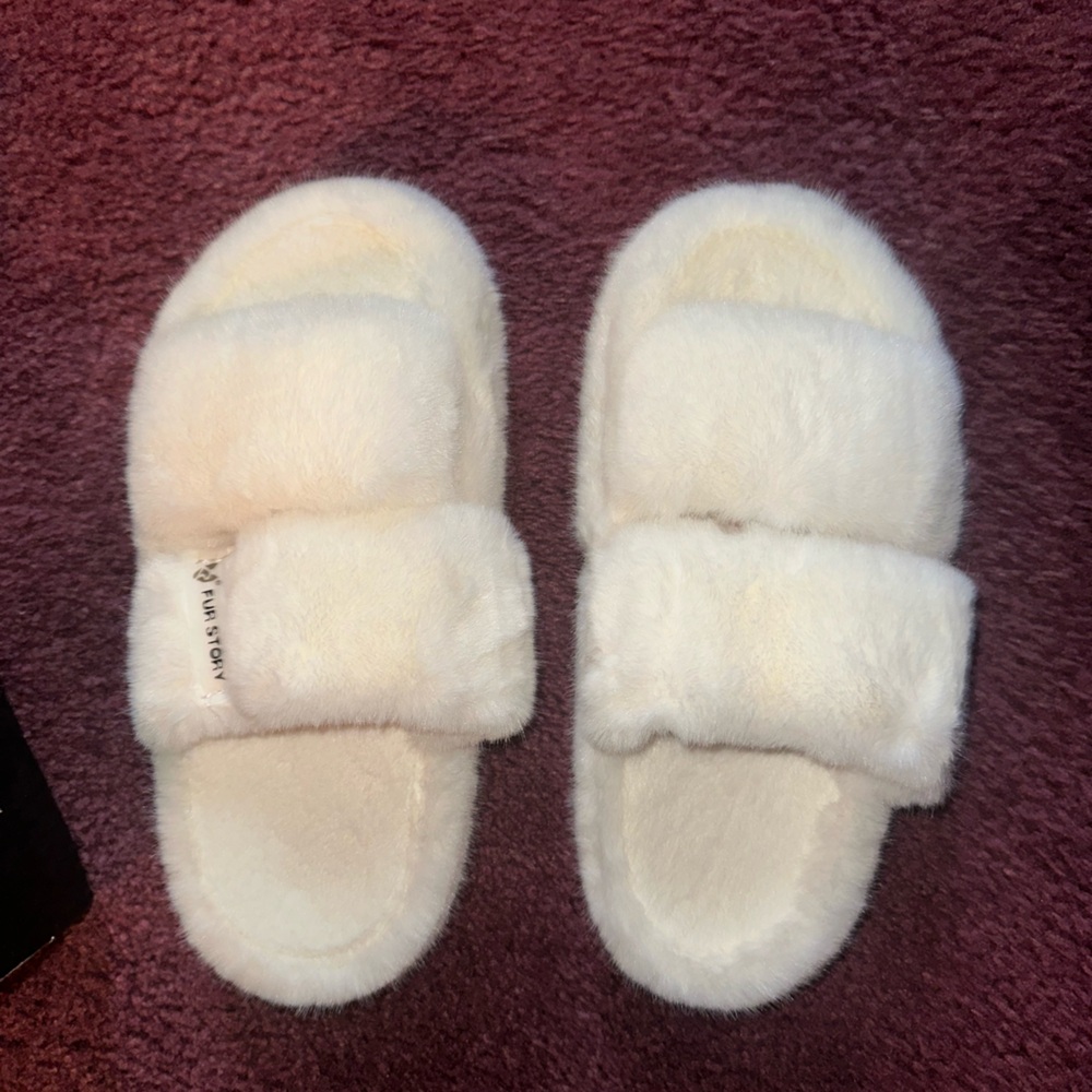 BRAND NEW - Fur story slippers